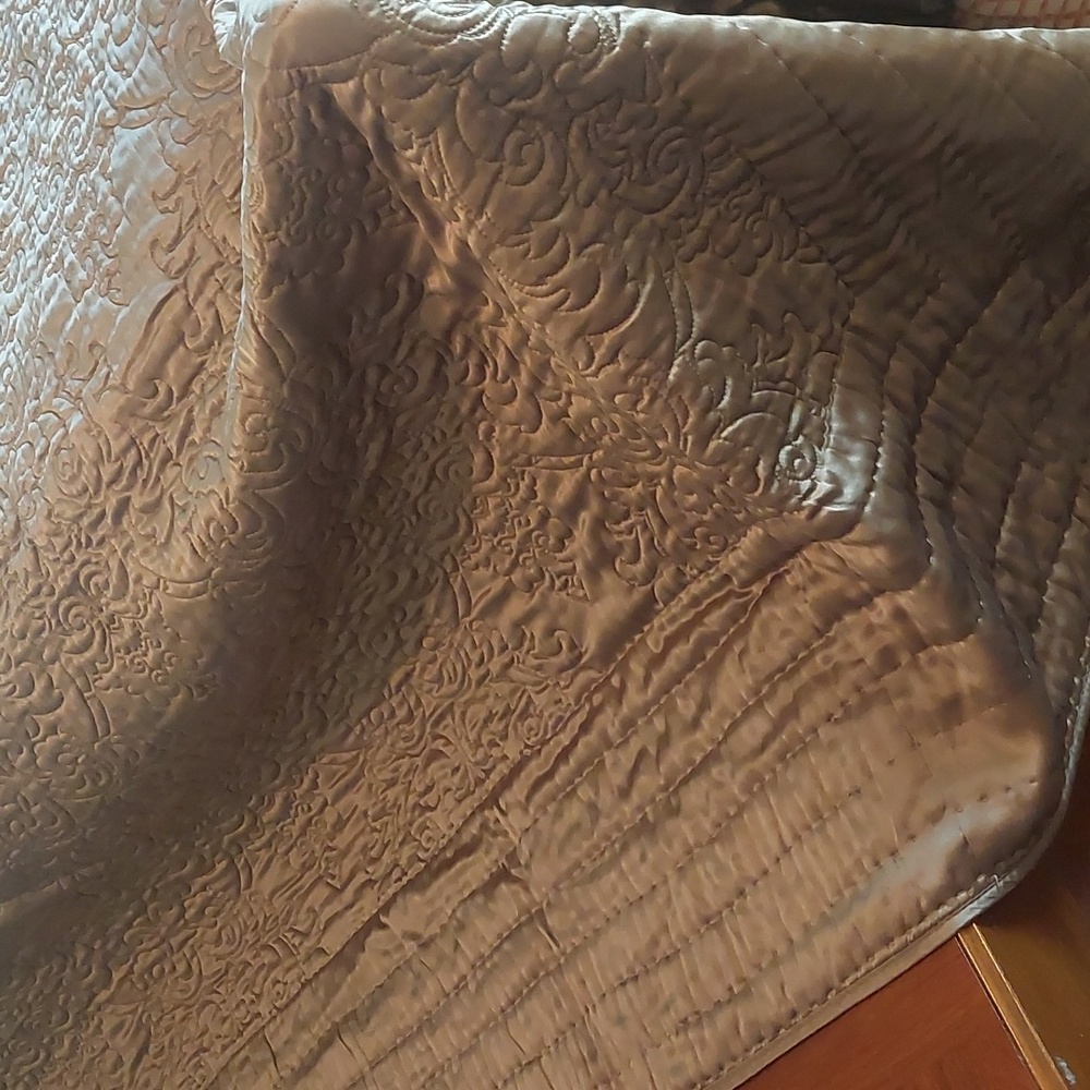 Queen size coverlet/ bedspread - Picture 2 of 7